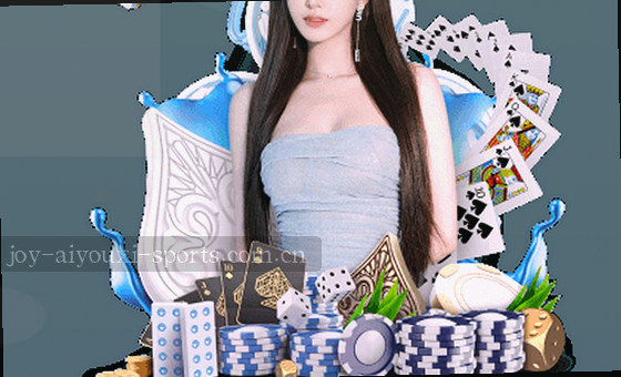 卡片2展示的是:一双手正在翻看纸质地图,指尖停在一条蜿蜒的蓝色河流旁。